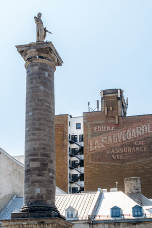 Montreal, Canada - August 11, 2025: Nelsons Column monument in Old Montreal with historic buildings in the backgroundのeditorial素材