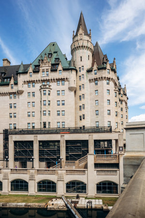 Ottawa, Canada - August 13, 2025: Exterior view of the Fairmont Chateau Laurier overlooking the Rideau Canalのeditorial素材