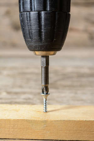 drill screwdriver to tighten the screw