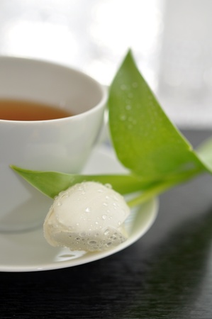 White tulip and a cup of teaの写真素材