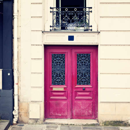Purple door in a Parisian buildingの写真素材