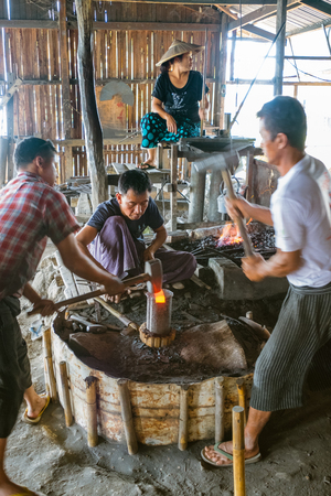 woman myanmar makes into a hand-made silk fabricのeditorial素材
