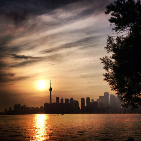 Toronto is the biggest city in Canada  and home of 2615060  people . Toronro Its the fastest grown city in North America .の素材