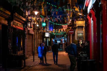 DUBLIN, IRELAND, DECEMBER 24, 2018: People walking through the alleys of Temple Bar in christmas time. Historic district, a cultural quarter with lively nightlife.のeditorial素材