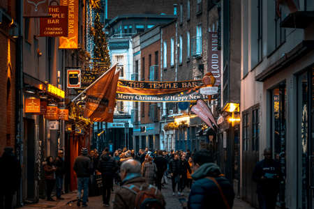 DUBLIN, IRELAND, DECEMBER 24, 2018: People walking in Temple Bar in christmas time. Historic district, a cultural quarter with lively nightlife.のeditorial素材
