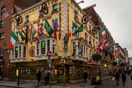 DUBLIN, IRELAND, DECEMBER 24, 2018: People walking in Temple Bar historic district, a cultural quarter with lively nightlife. Corner where Gogartys bar and restaurant is situated.のeditorial素材