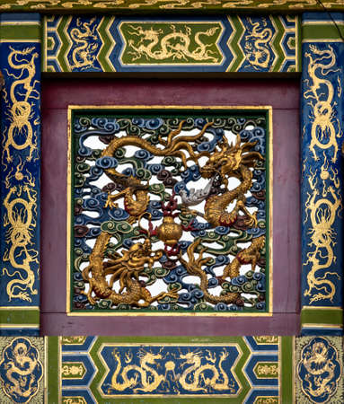 LIVERPOOL, ENGLAND, DECEMBER 27, 2018: Close up of the dragons in the chinatown gateのeditorial素材