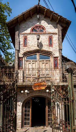 GONZALEZ CATAN,ARGENTINA,SEPTEMBER 28,2019: Exterior of the iron museum in the amazing medieval town of Campanopolis, with lots of metal objects of any kind. Translation of 'Iron Museum' in Spanishのeditorial素材