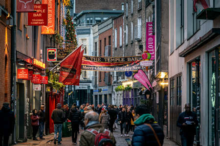 DUBLIN, IRELAND, DECEMBER 24, 2018: People walking in Temple Bar in christmas time. Historic district, a cultural quarter with lively nightlife.のeditorial素材