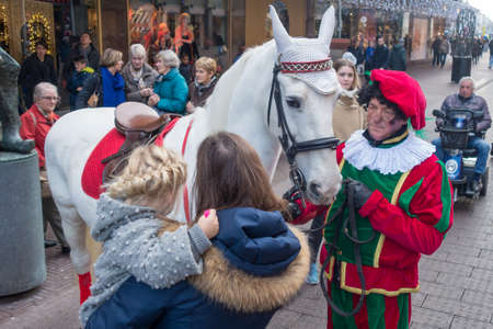 The Hague, the Netherlands - 26 November 2016: chimney pete in crowd with the horse of Sinterklaasのeditorial素材