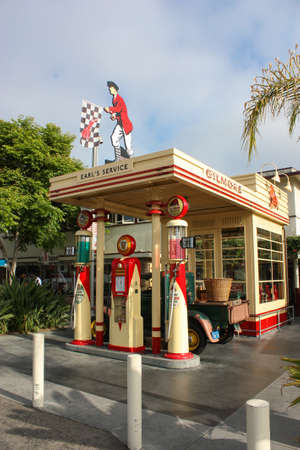 Los Angeles, CA, United States - 14 June 2010. The exhibit - a petrol station in retro style. Displaying looked like a gas station in the 1920s. At the gas station and parked retro carのeditorial素材