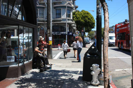 San Francisco, USA - 11 June 2010. Buskers on the streets of San Francisco. Street musicians playing for passersby for moneyのeditorial素材
