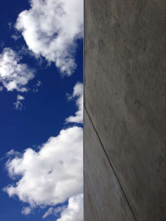 Wall against the skyの素材