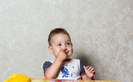 The child studies the parts of the body