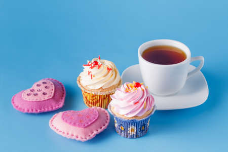 Love symbol concept. Felt heart with cupcakes and teaの写真素材