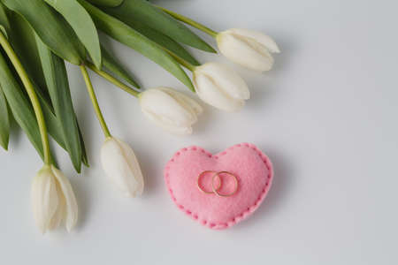 tulip and gold engagement ring on a white backgroundの写真素材