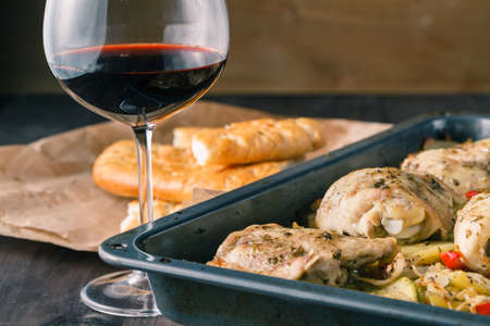 lemon chicken in a pan with wineの写真素材