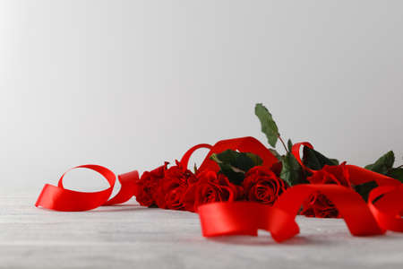 red roses on table with ribbonの写真素材