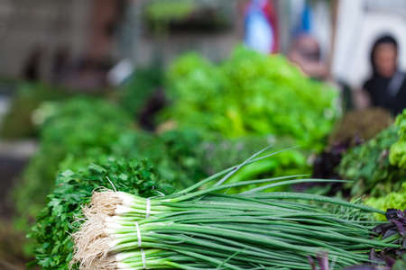 Fresh Organic Young Raw Green Onion On Local Agricultural Vegetable Marketの写真素材