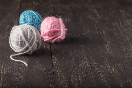Wool ball of threads on wooden tableの写真素材