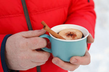 Mulled wine in hand in winer outdoorの写真素材