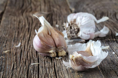 Head of dry garlic on rustic table, close upの写真素材