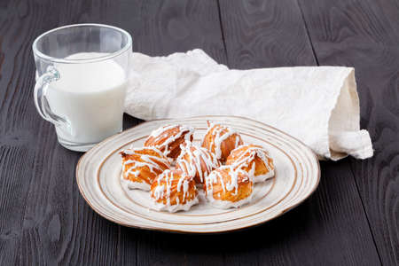 eklers with powdered sugar