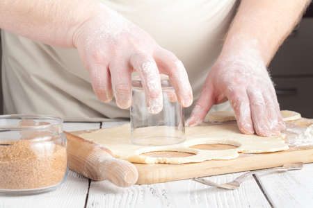 cutting cookies dough circle shape homemadeの写真素材