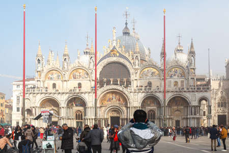 VENICE, ITALY â FEBRUARY 17, 2019: People in carnival costumes on Piazza San Marco in Venice during the carnivalのeditorial素材