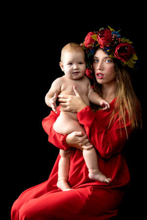 YÐ¾ung mother witÑ baby on handの写真素材