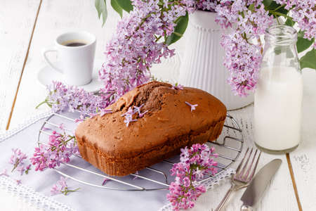 View purple lilacs. Shallow depth of field with lilacs and lilac leaves on wooden tableの写真素材