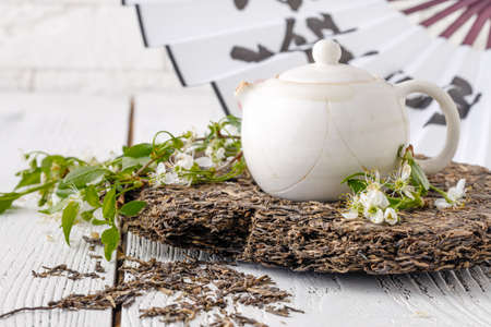 Leaves of puer tea in wooden tabnleの写真素材