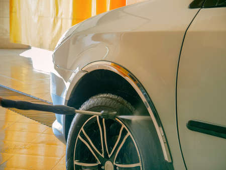 The car wash worker washes a car foto 1の写真素材