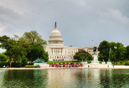 WASHINGTON, DC - MAY 8:United States Capitol building with tourists in Washington, DC on May 8, 2013. It's the meeting place of the U.S. Congress, the legislature of the U.S. federal government. Located in Washington, D.C., it sits atop Capitol Hill at thのeditorial素材