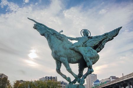 Statue 'La France renaissante' at Bir-Hakeim bridge in Paris, Franceの写真素材