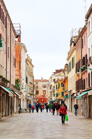 VENICE - NOVEMBER 22: Crowded with tourists street on November 22, 2015 in Venice, Italy. Venice is the capital of the Veneto region sited on a group of 118 small islands.のeditorial素材