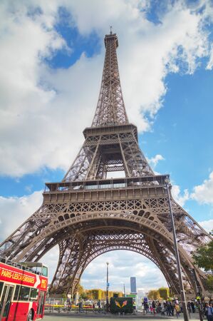 PARIS - NOVEMBER 2: Eiffel tower surrounded by tourists on November 2, 2016 in Paris, France.のeditorial素材