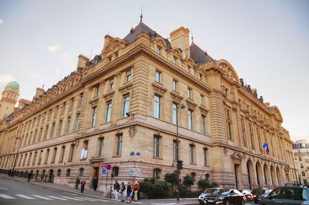 PARIS- NOVEMBER 2: Paris-Sorbonne University building with people on November 02, 2016 in Paris, France.のeditorial素材