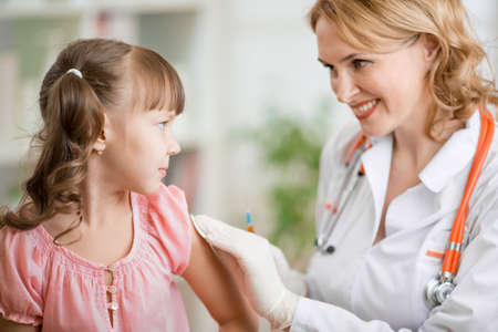 Positive pediatrician doctor inoculating kidの写真素材