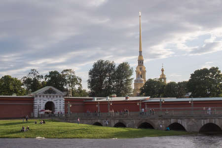 Sankt-Petersburg, Russia - AUGUST, 26 august 2016: The spire of the Peter and Paul fortress, the entrance to the fortress and resting peopleのeditorial素材