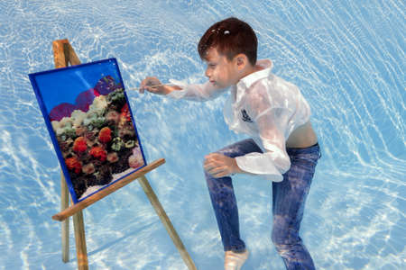 boy draws underwaterの写真素材