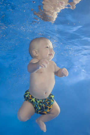 4 months boy dives underwater in the pool