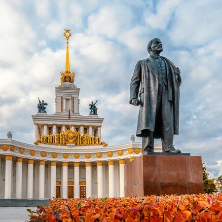 2019-10-05. Moscow, Russia. VDNH Park Lenin monument, a very popular tourist destination.のeditorial素材