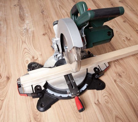 Electrical saw with circular blade for wood
