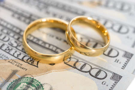Close-up Of Wedding Ring On Us Dollarの写真素材