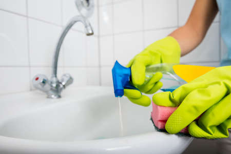 Close-up Of Person Hand Applying Detergent In The Basin At Homeの写真素材