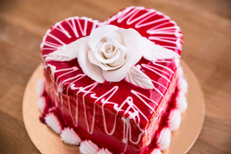 Close-up Of A Delicious Heart Shape Red Cakeの写真素材