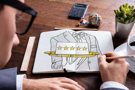 Man Drawing Five Star Hospitality Service Concept In Notepadの写真素材