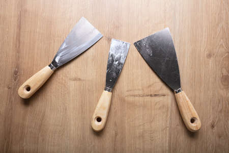 High Angle View Of Three Trowels Arranged On Wooden Deskの写真素材