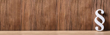 White Paragraph Symbol Leaning On Wooden Backgroundの写真素材